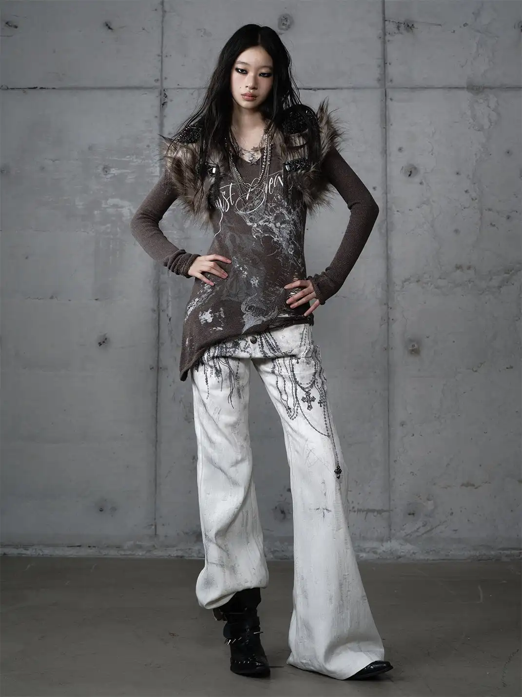 NO ROMANCE | Printed Distressed Slim-Fit V-Neck Long-Sleeved Knit Top