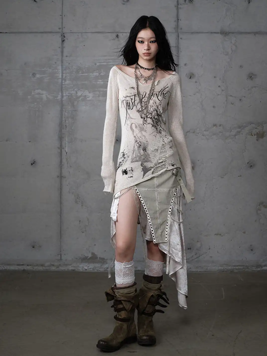 NO ROMANCE | Printed Distressed Slim-Fit V-Neck Long-Sleeved Knit Top