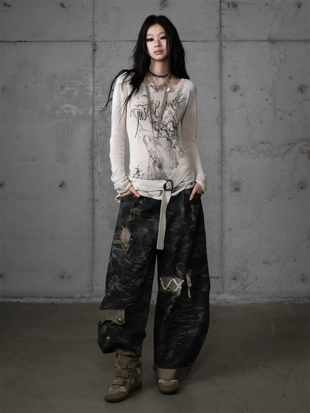 NO ROMANCE | Printed Distressed Slim-Fit V-Neck Long-Sleeved Knit Top