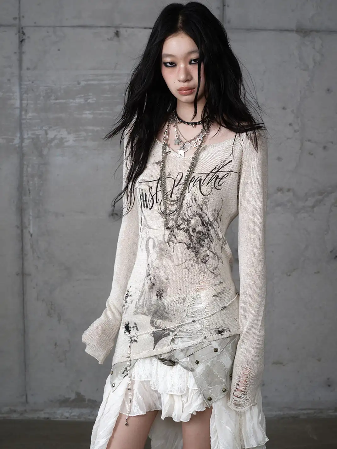 NO ROMANCE | Printed Distressed Slim-Fit V-Neck Long-Sleeved Knit Top