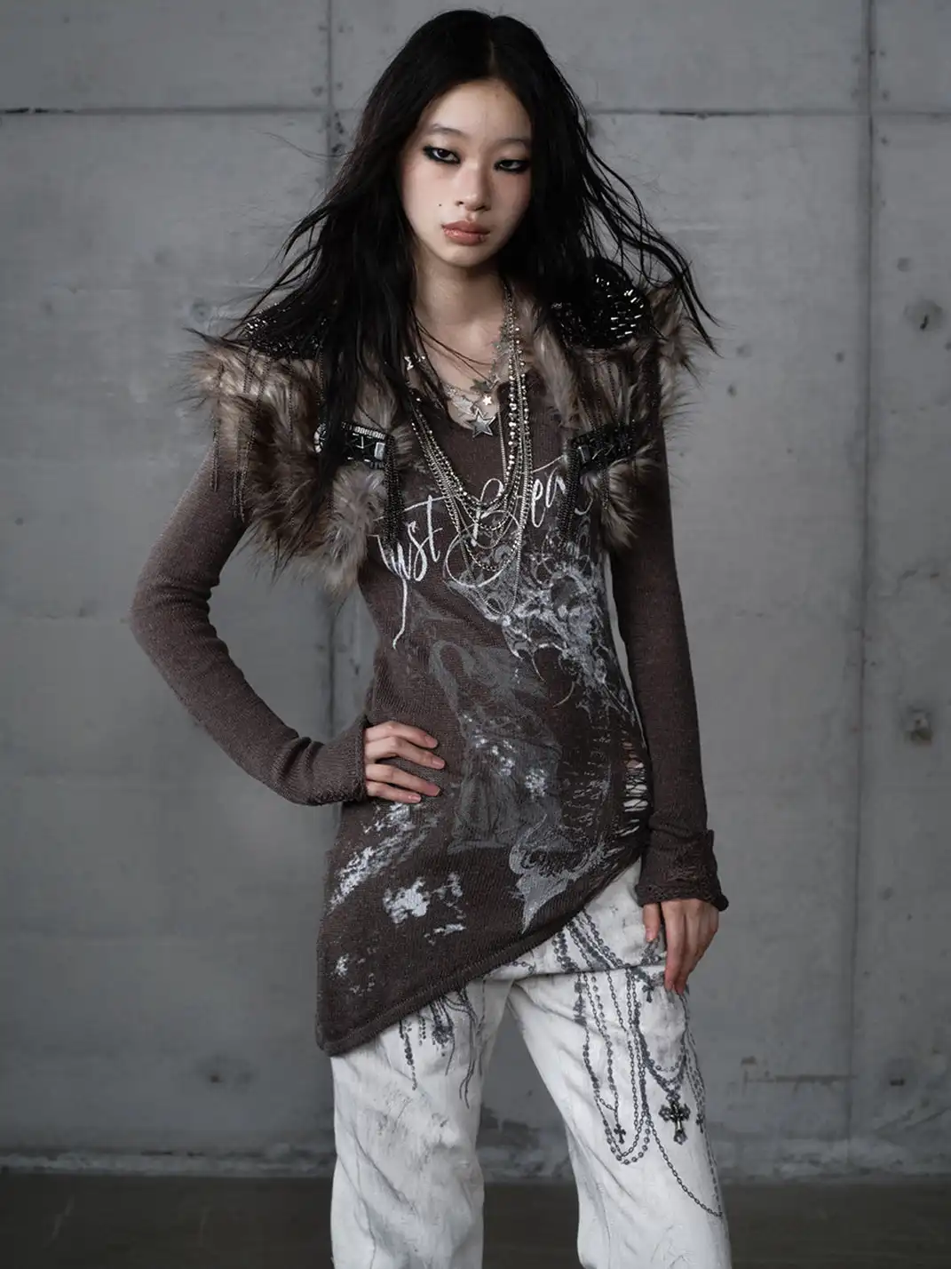 NO ROMANCE | Printed Distressed Slim-Fit V-Neck Long-Sleeved Knit Top