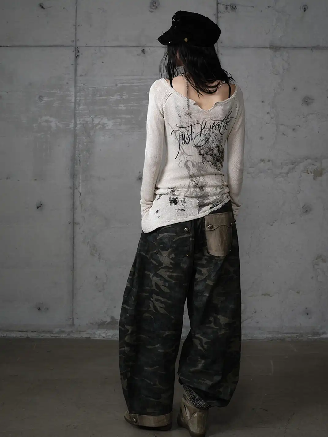 NO ROMANCE | Printed Distressed Slim-Fit V-Neck Long-Sleeved Knit Top