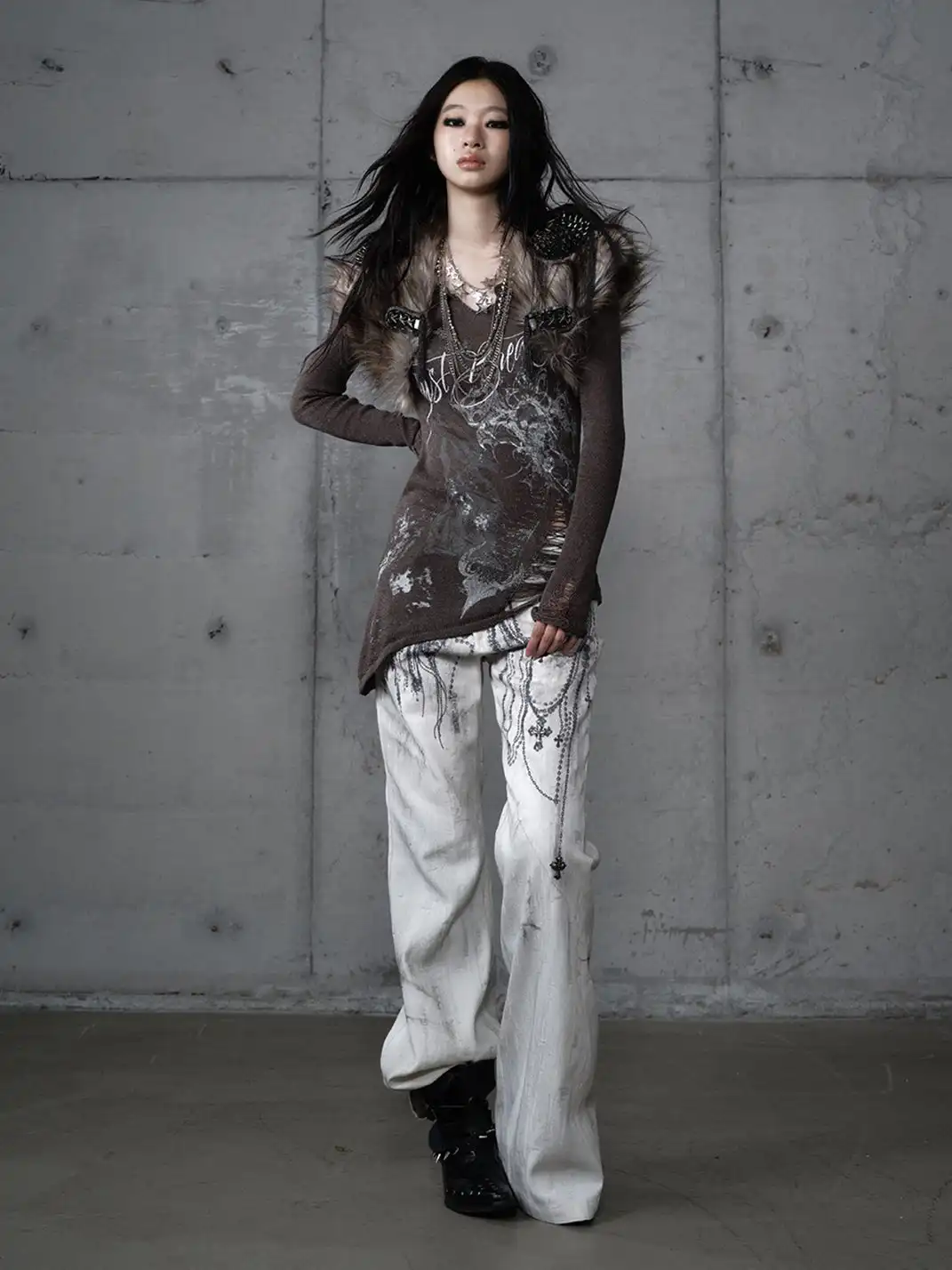 NO ROMANCE | Printed Distressed Slim-Fit V-Neck Long-Sleeved Knit Top