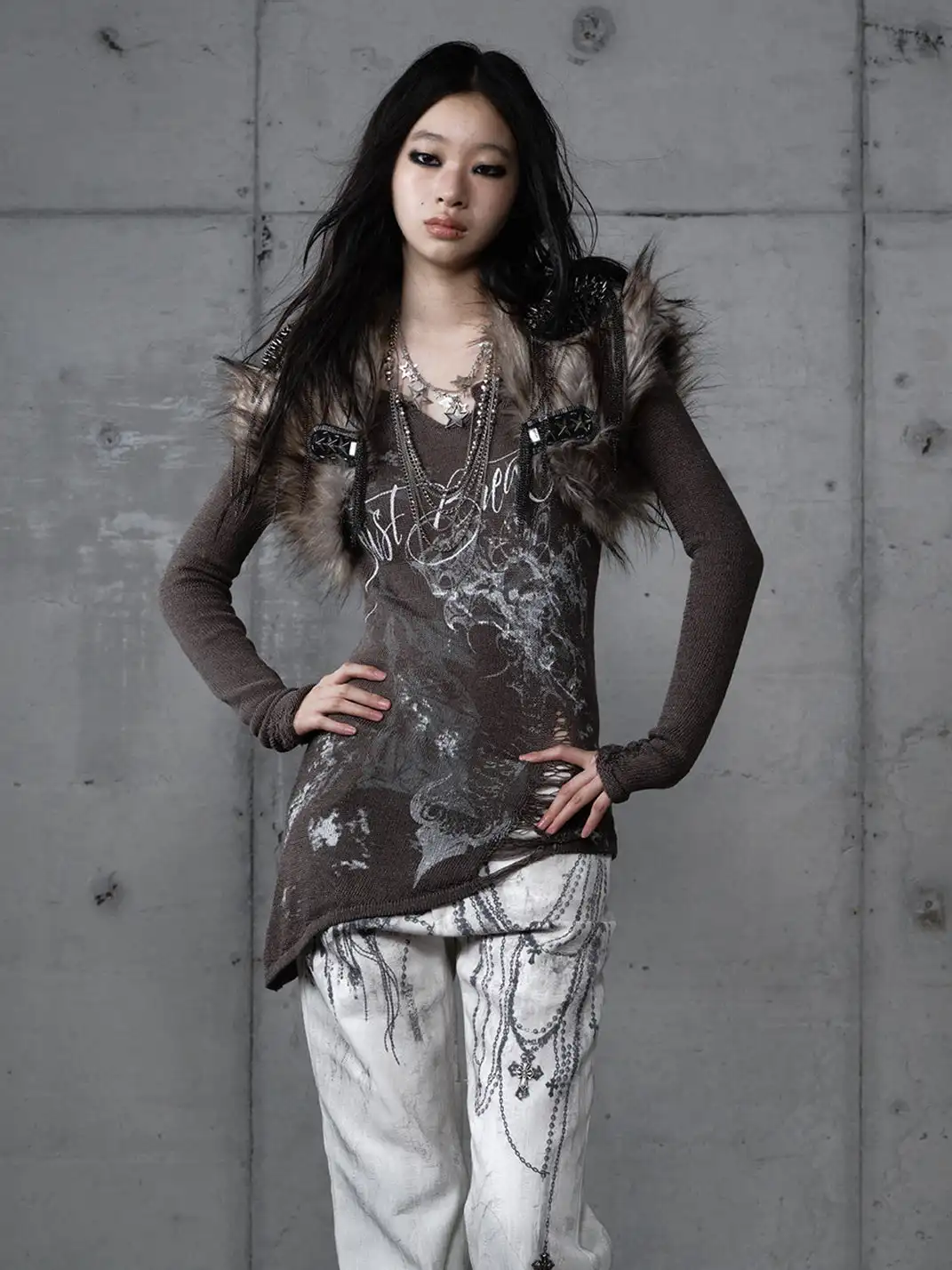 NO ROMANCE | Printed Distressed Slim-Fit V-Neck Long-Sleeved Knit Top