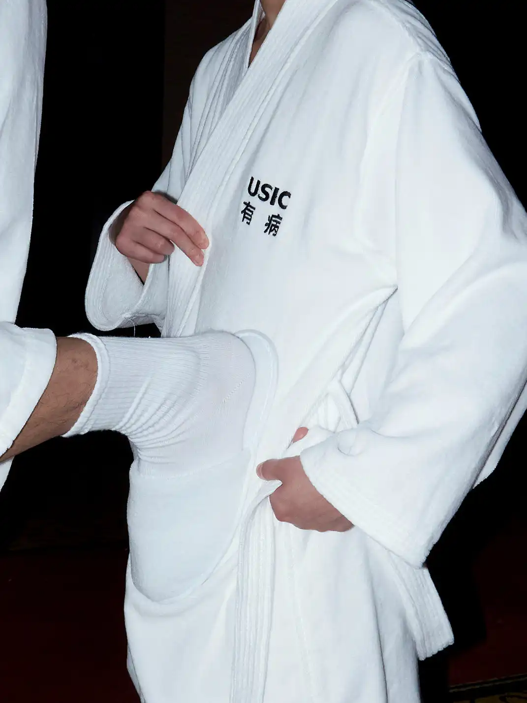 USIC | Embroidered Slipper-Shaped Pocket Bathrobe