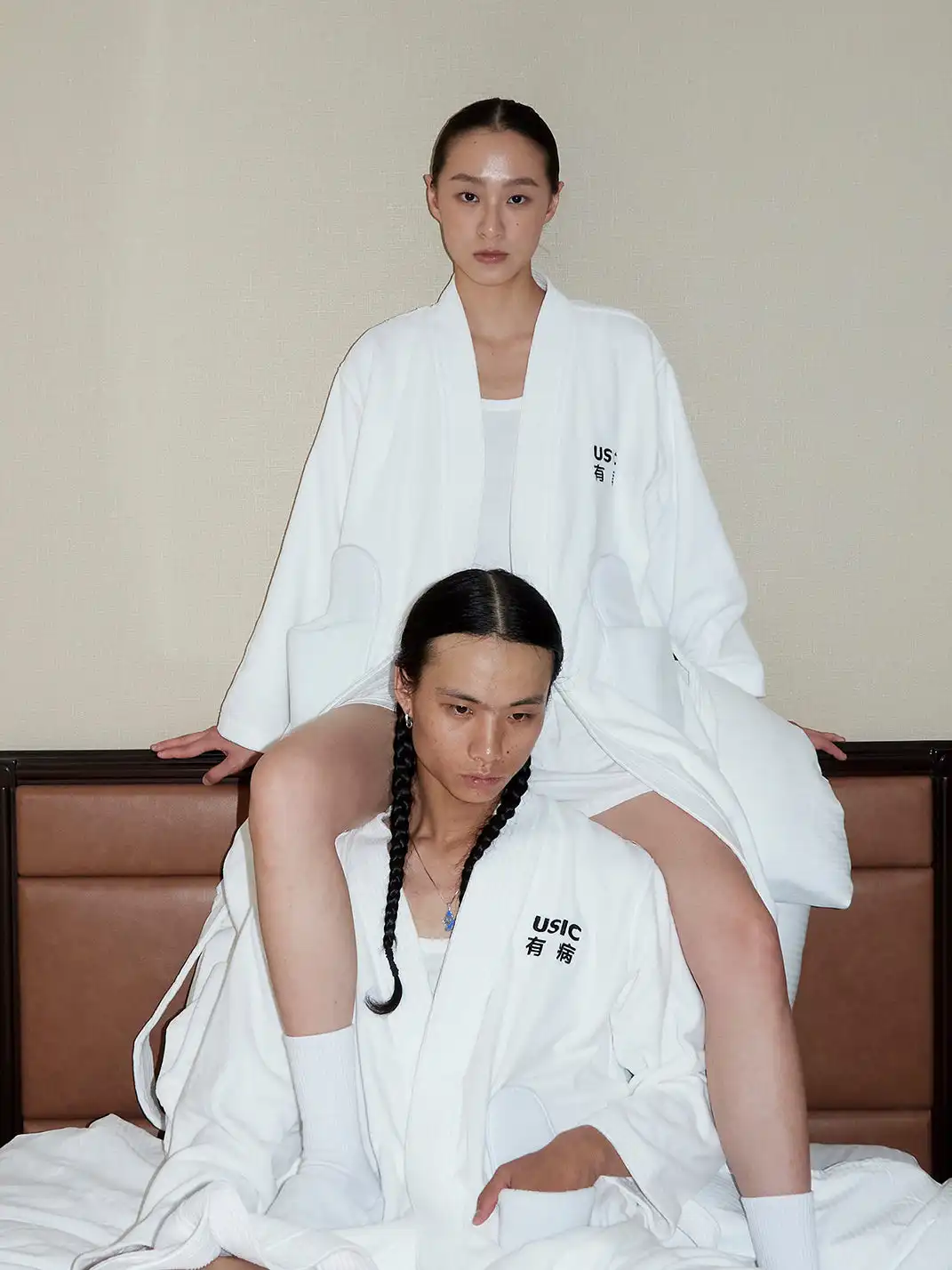 USIC | Embroidered Slipper-Shaped Pocket Bathrobe