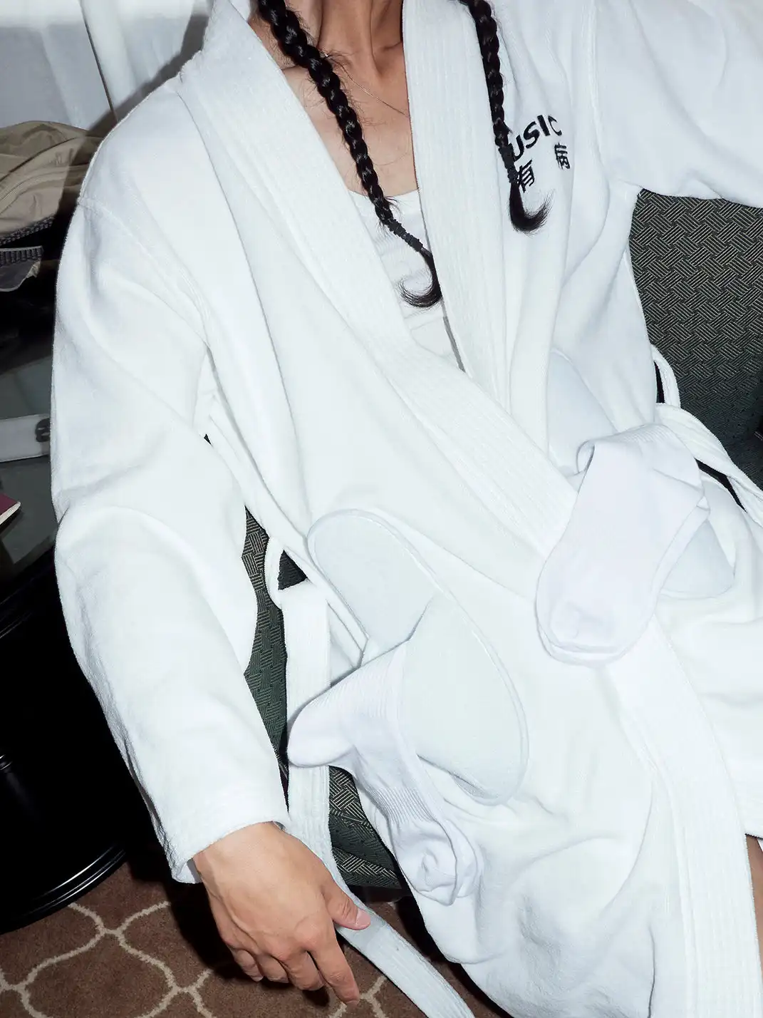 USIC | Embroidered Slipper-Shaped Pocket Bathrobe