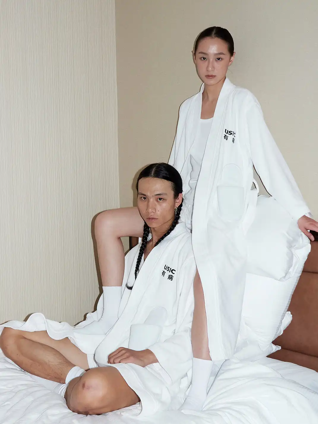 USIC | Embroidered Slipper-Shaped Pocket Bathrobe