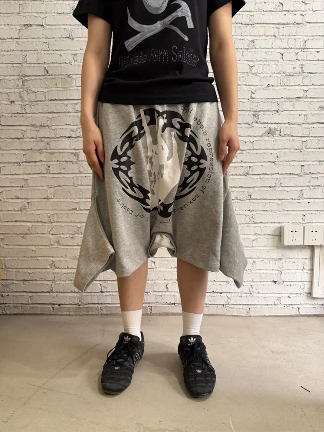 CHAI | Reversed Short-Sleeved Deconstructed Printed Sweatpants