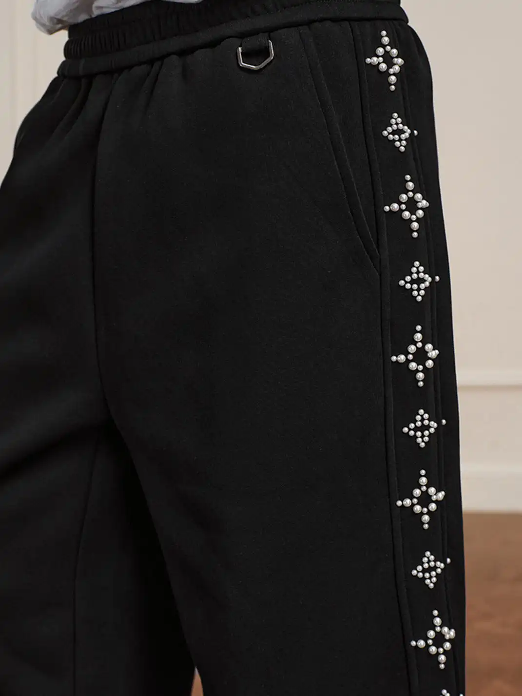 YADcrew | Pearl Cross Label Sweatpants