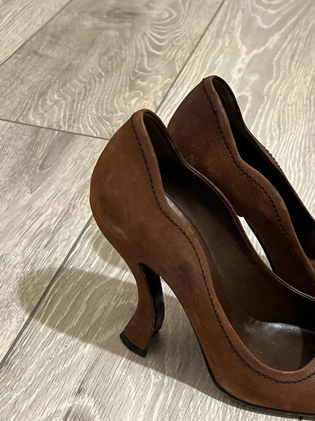 9HAO | Irregularly Shaped Round-Toe High Heels