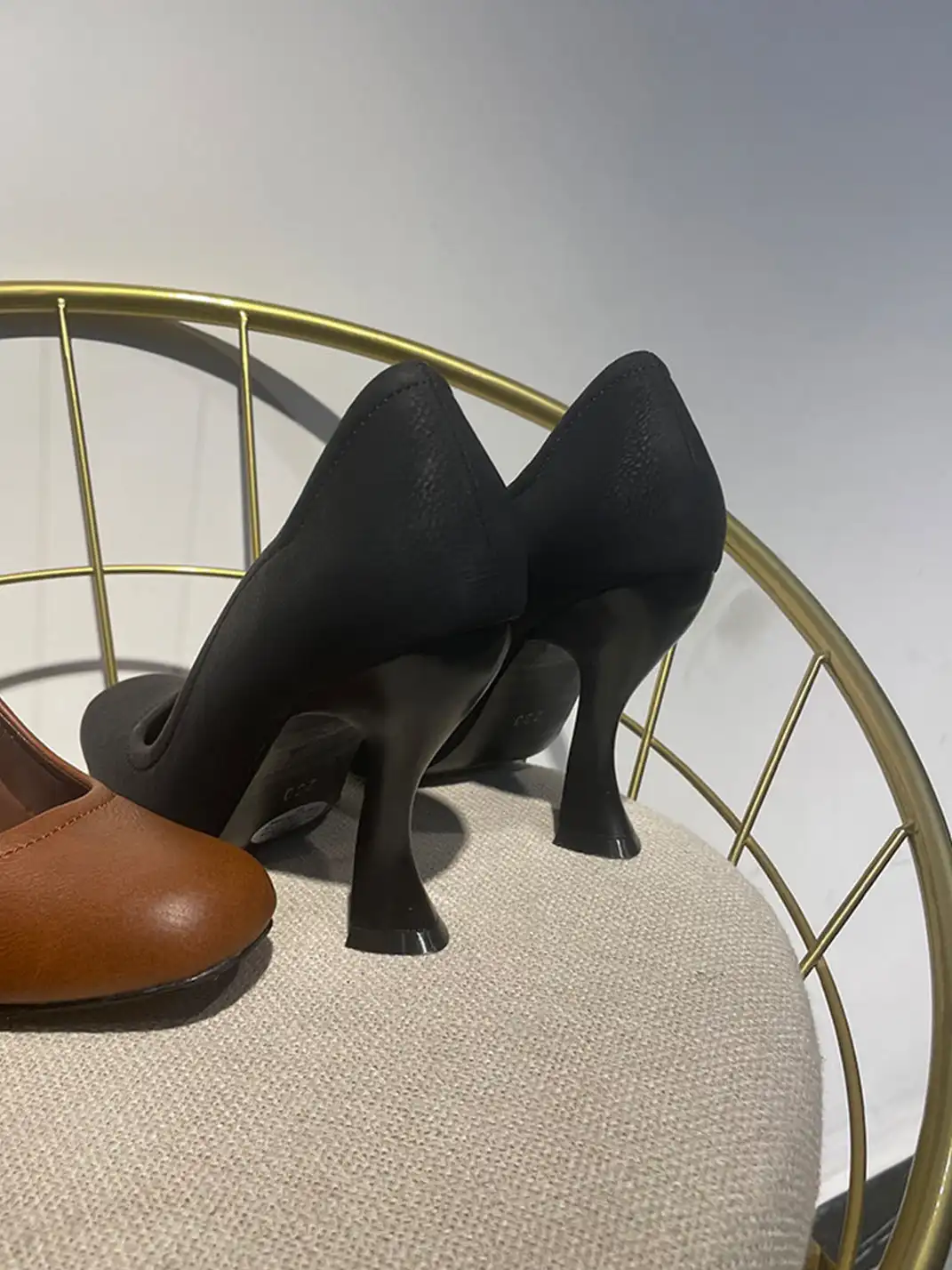 9HAO | Irregularly Shaped Round-Toe High Heels