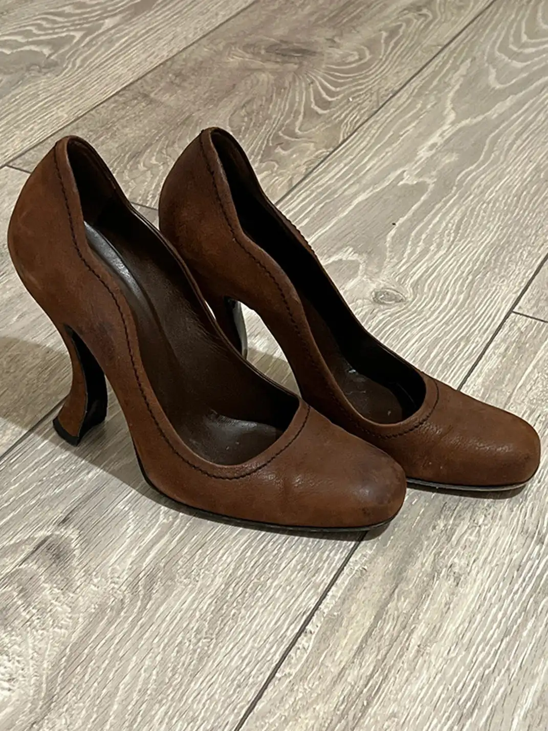 9HAO | Irregularly Shaped Round-Toe High Heels