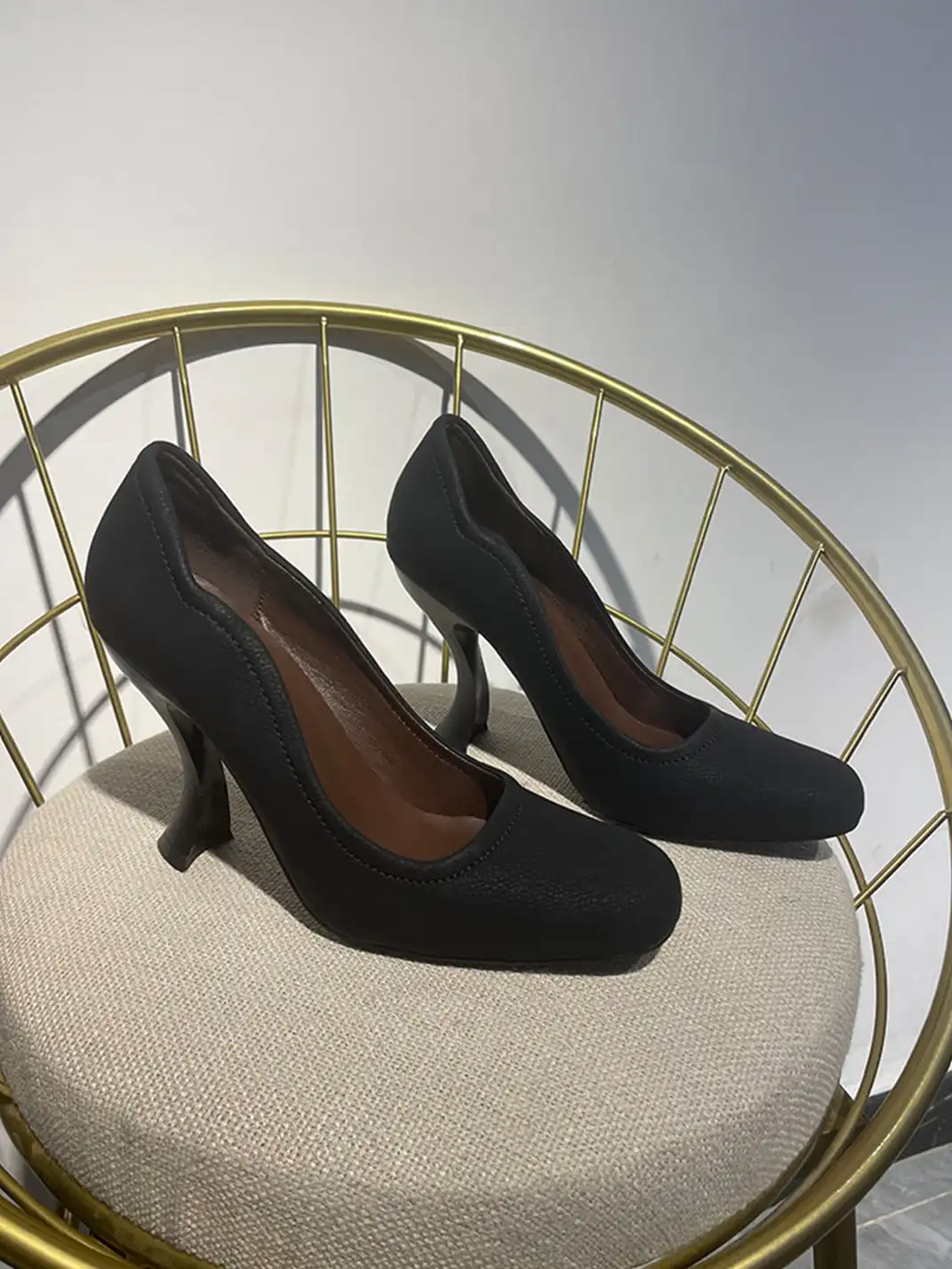 9HAO | Irregularly Shaped Round-Toe High Heels