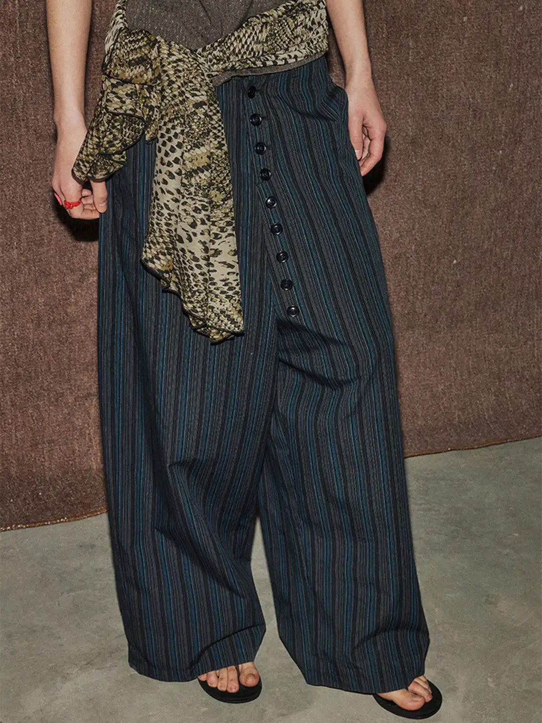MottoKiraku | Button Front Striped Casual Pants