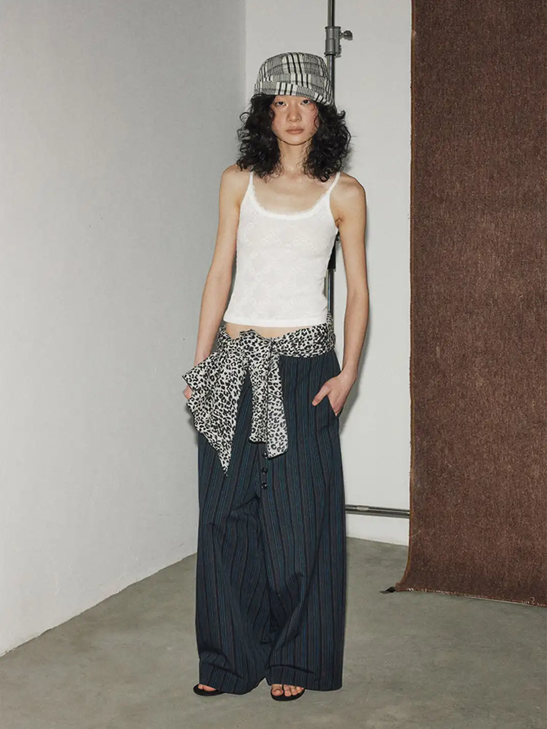 MottoKiraku | Button Front Striped Casual Pants