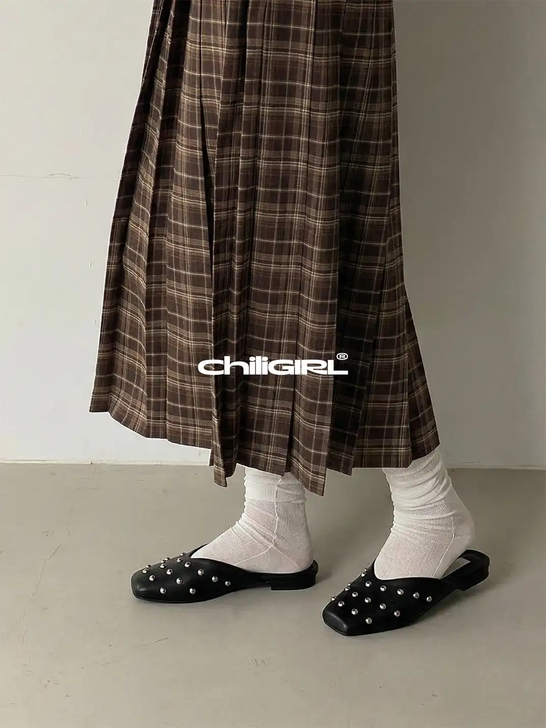 CHILIGIRL | Rivet Closed Toe Slip-on Mules