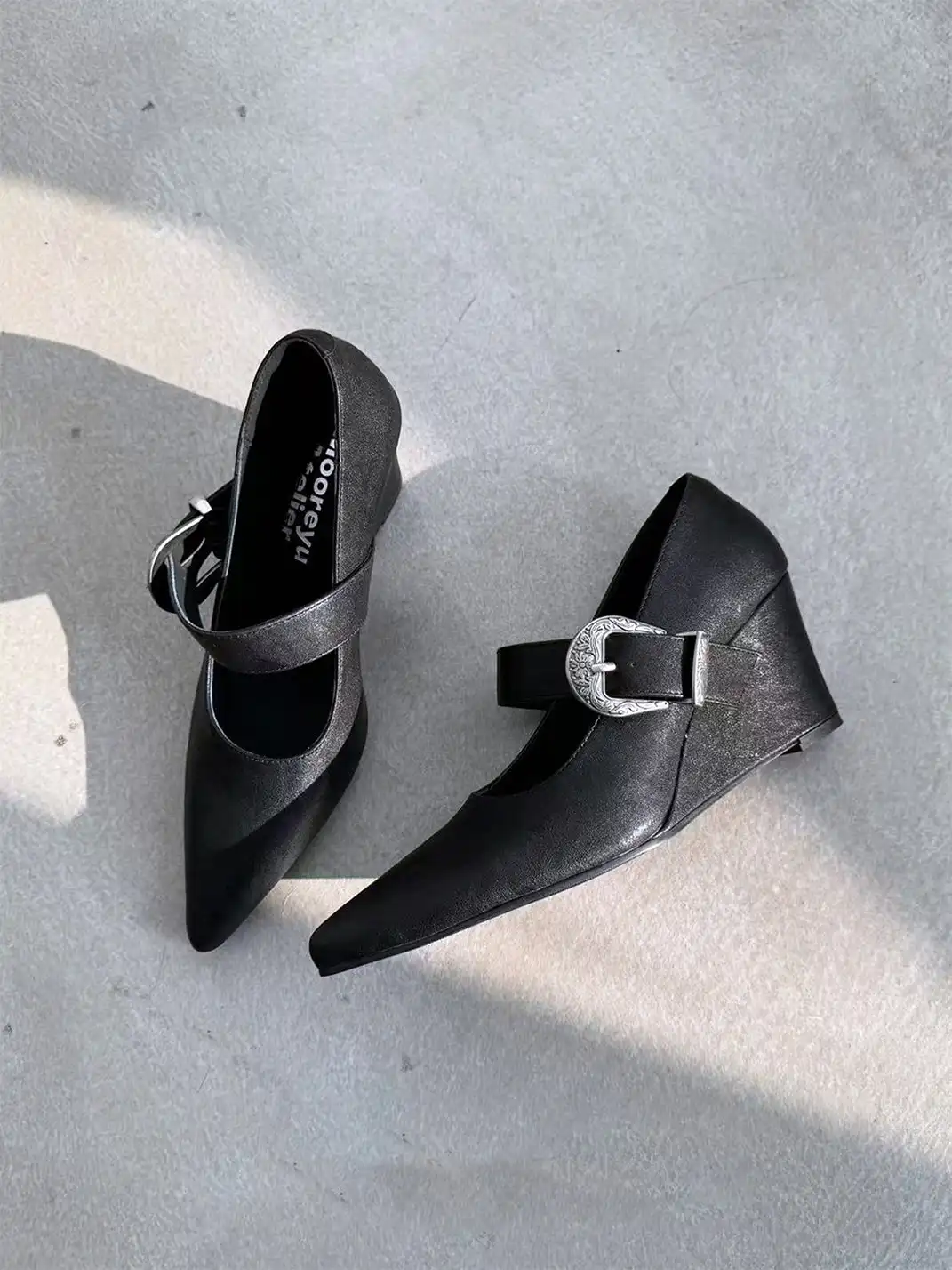 Mooreyu Atelier | Pointed Toe Buckle Wedge Heel Pumps