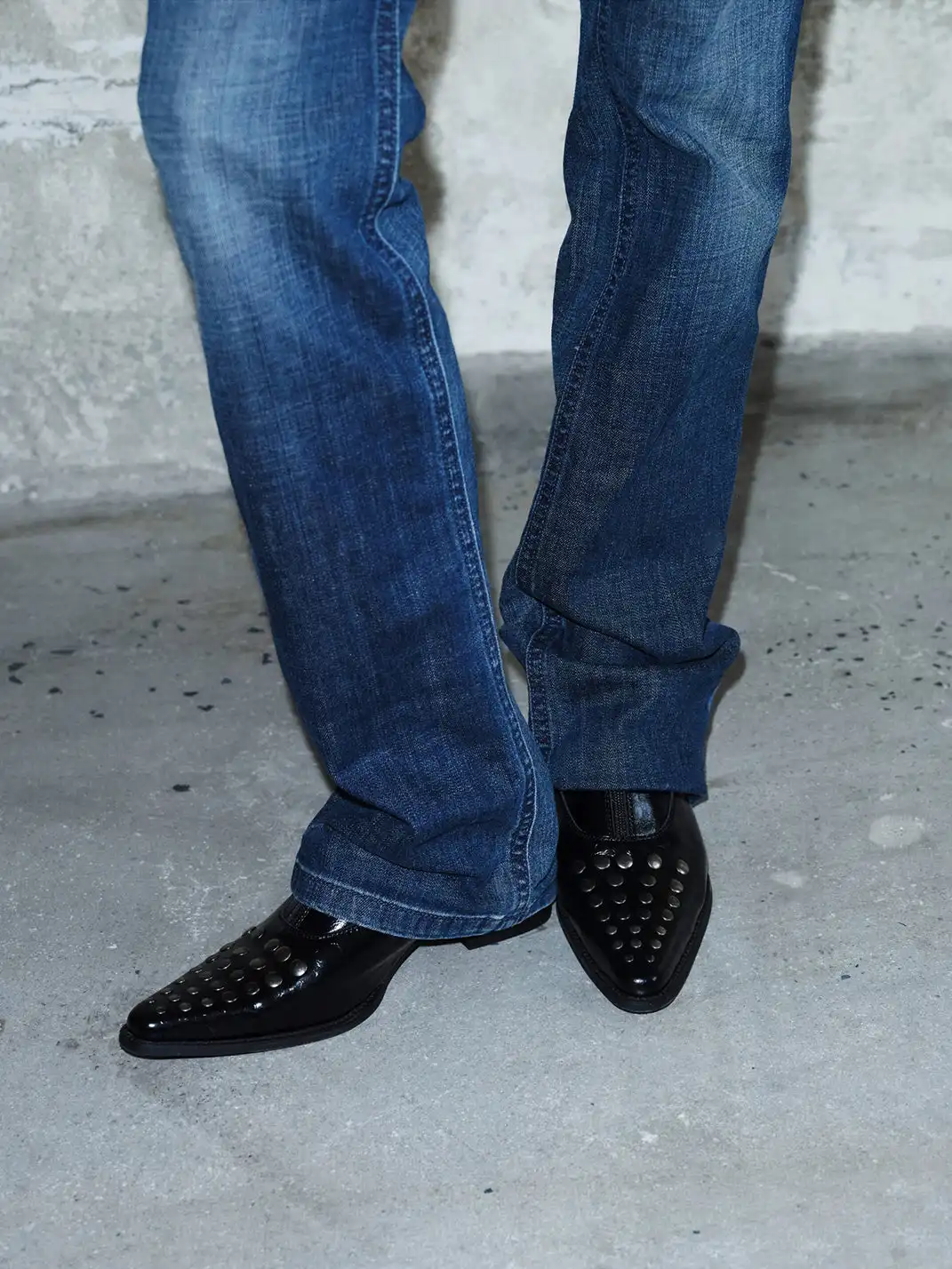 Mooreyu Atelier | Rivet Pointed Toe Block Heel Mules