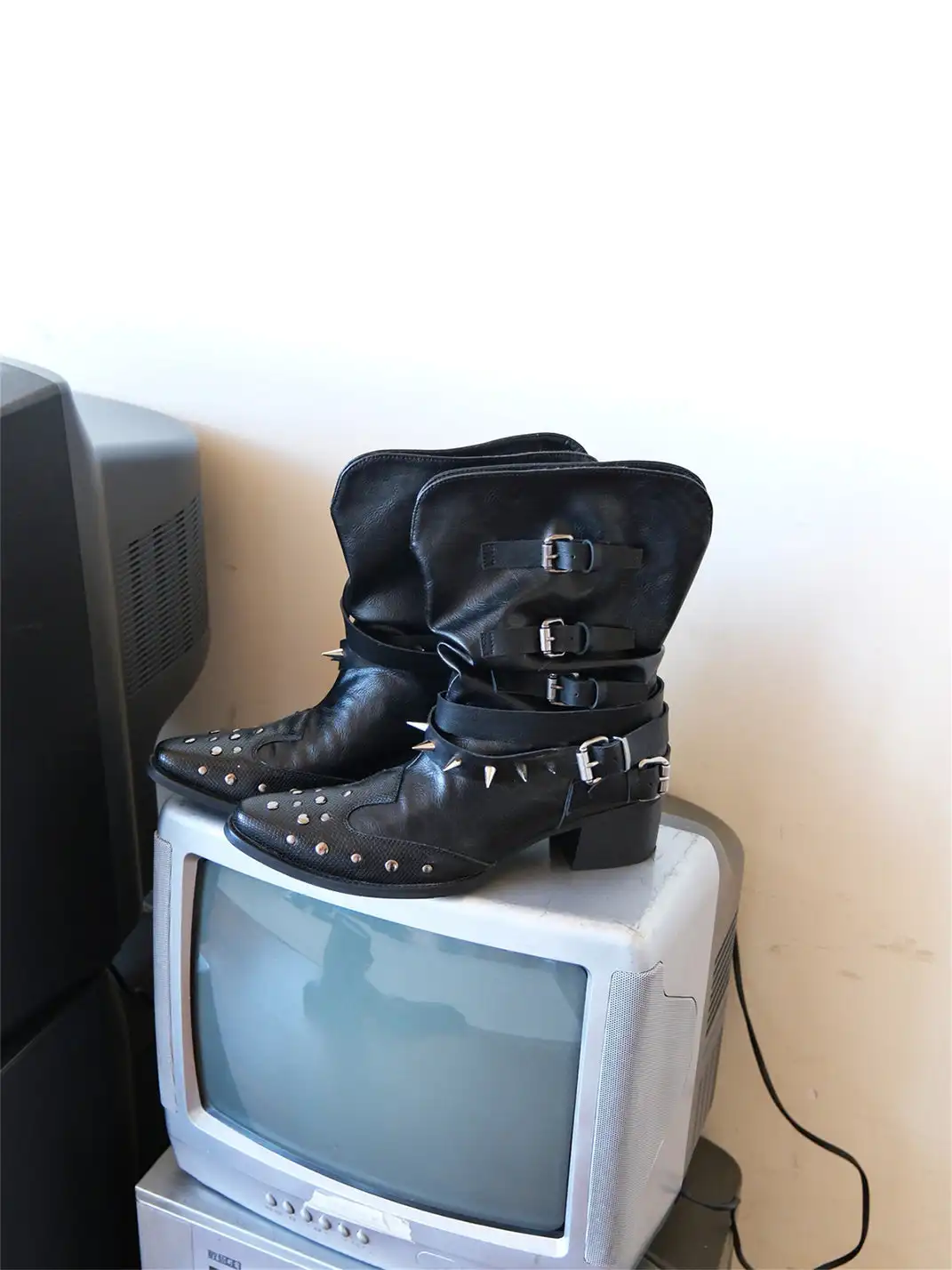 Mooreyu | Cowhide Pointed Toe Rivet Knight Boots