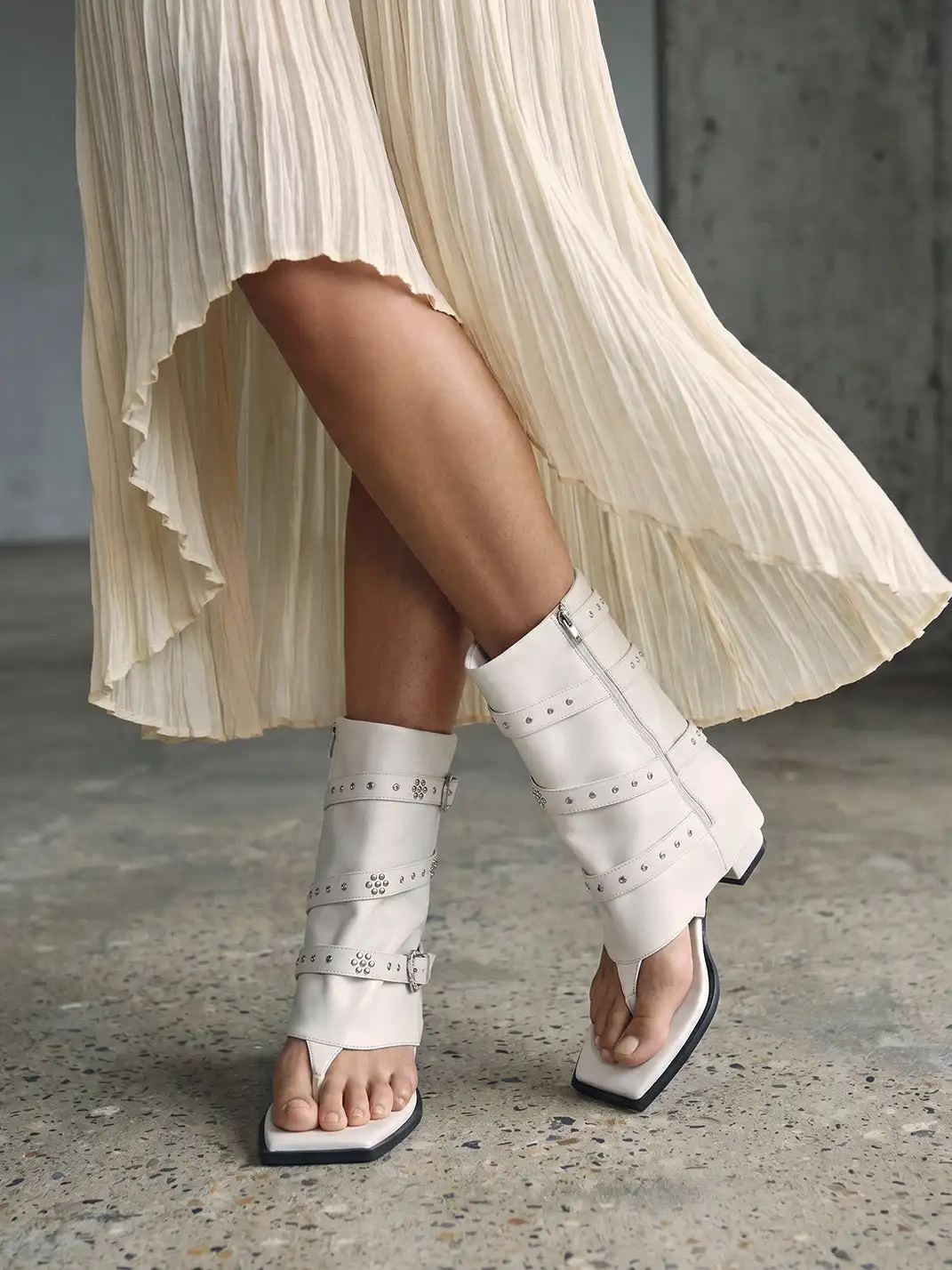 RONG | Rivet Buckle Thong Sandal Boots