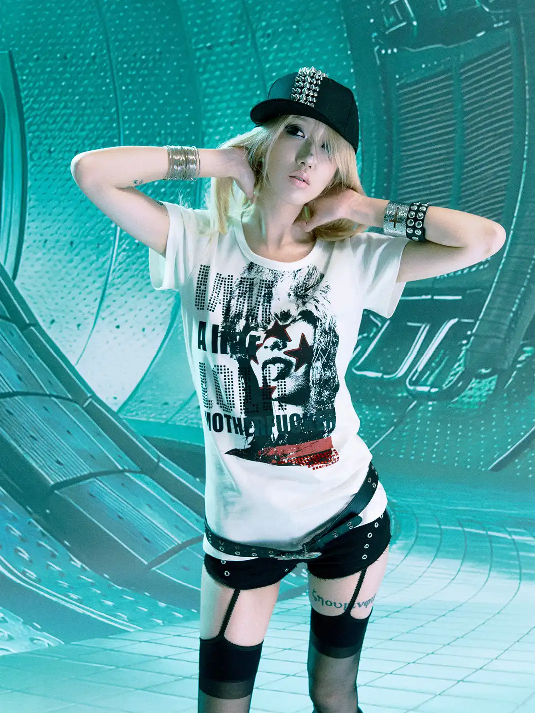 PAIKI | Portrait Rhinestone Regular Shoulder T-Shirt