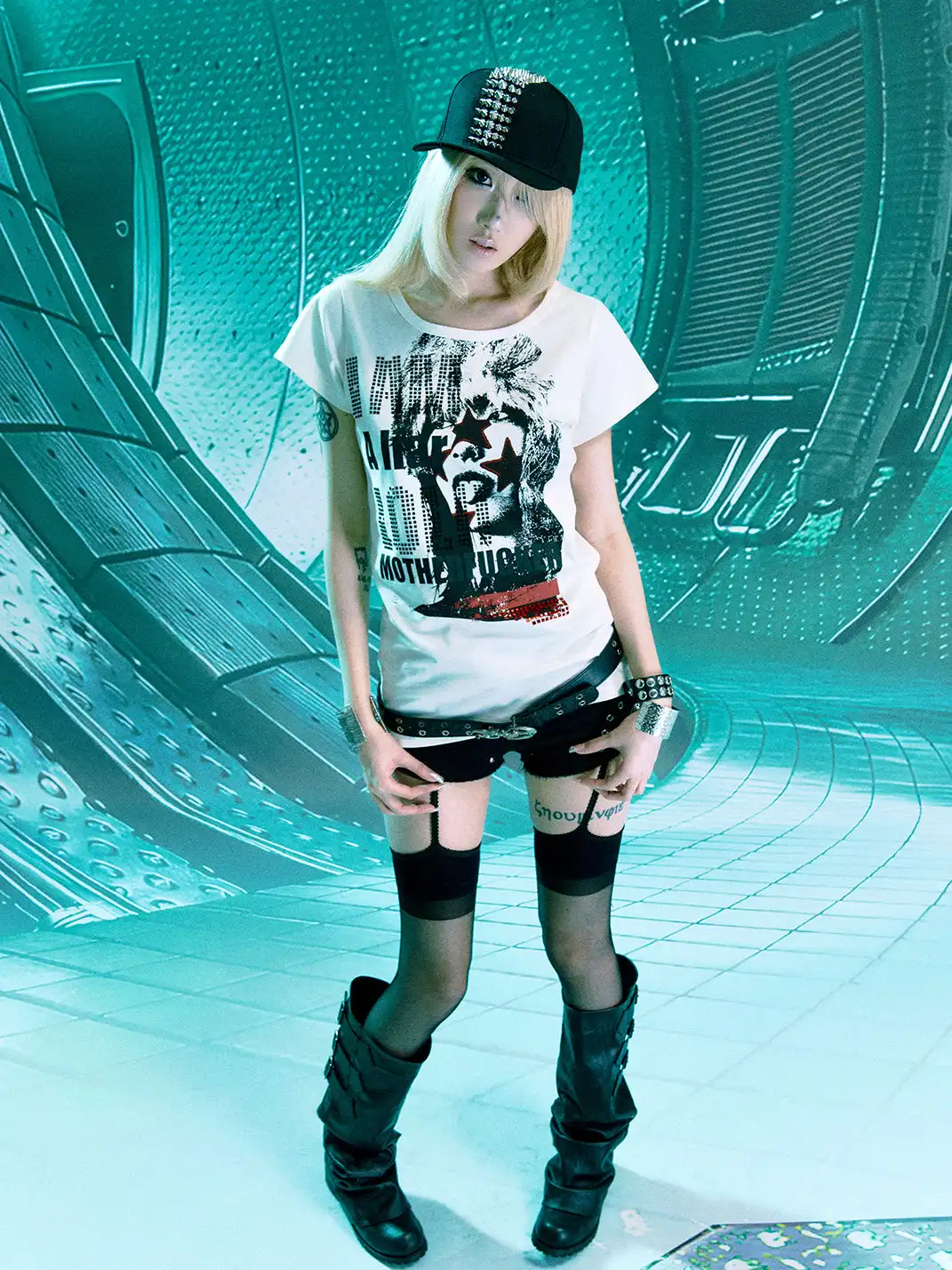 PAIKI | Portrait Rhinestone Regular Shoulder T-Shirt