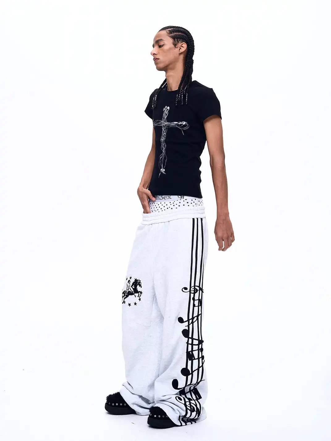 Fourth3ex | Staff Note War Horse Embroidered Sweatpants-White