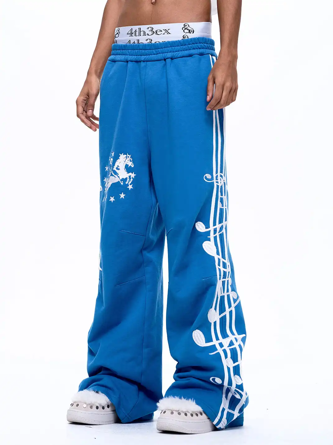 Fourth3ex | Staff Note War Horse Embroidered Sweatpants-Blue