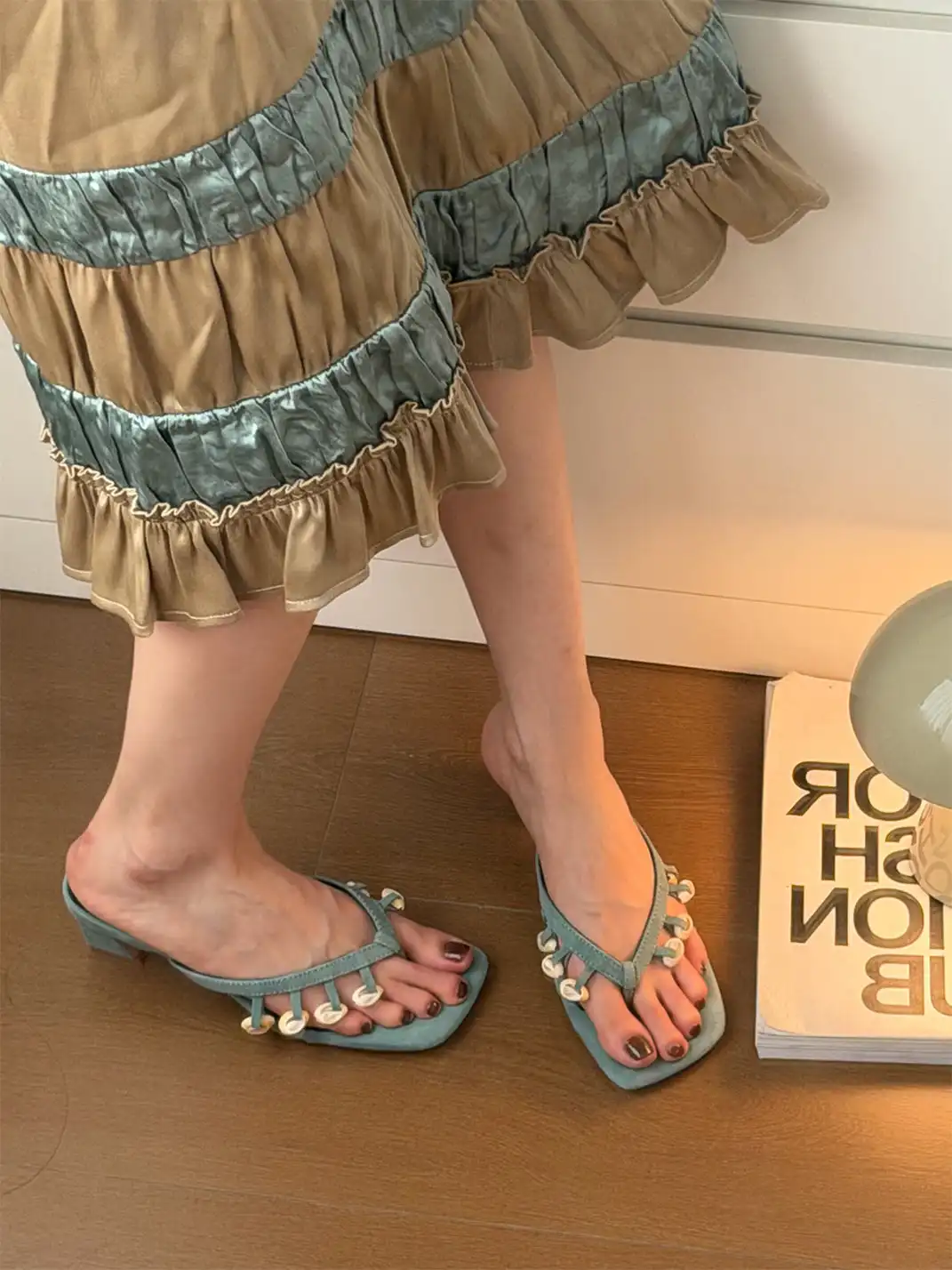 Inthemirror | Shell Square Toe Thong Sandals