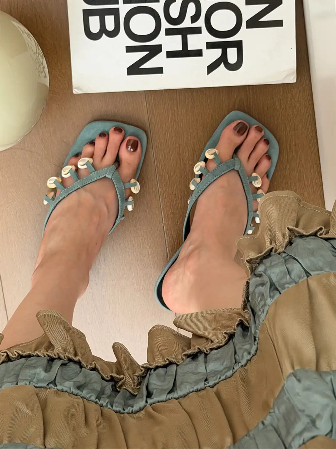 Inthemirror | Shell Square Toe Thong Sandals