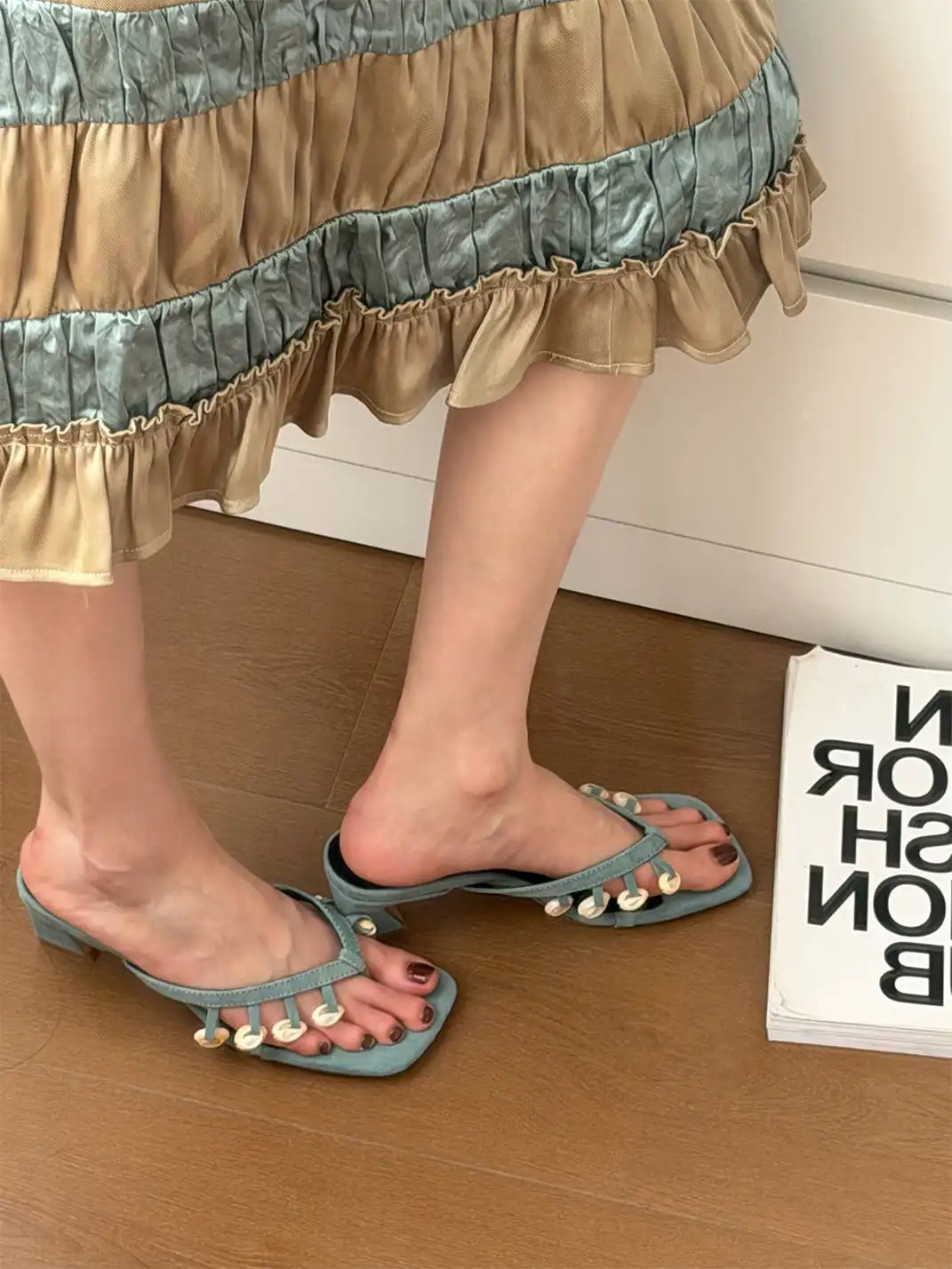 Inthemirror | Shell Square Toe Thong Sandals