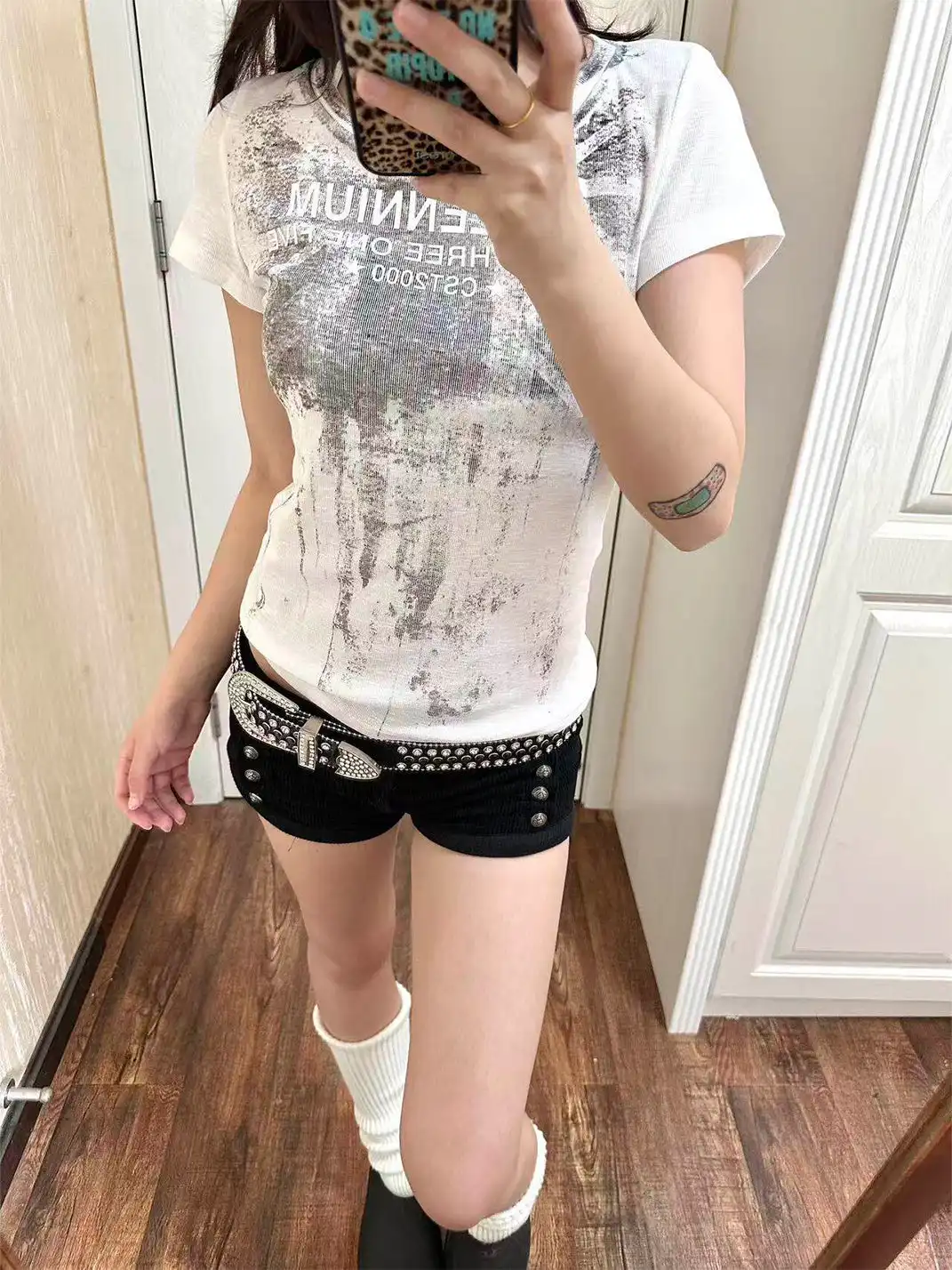 DETW | Union Jack Damaged Slogan U-Neck T-Shirt