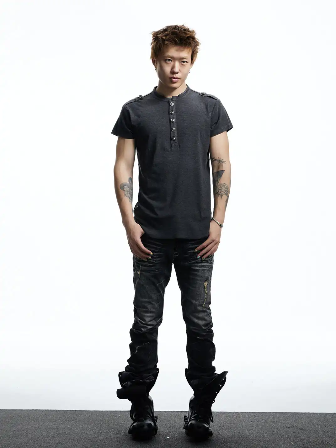 DND4DES | Vintage Metal Button Henley Neck T-Shirt