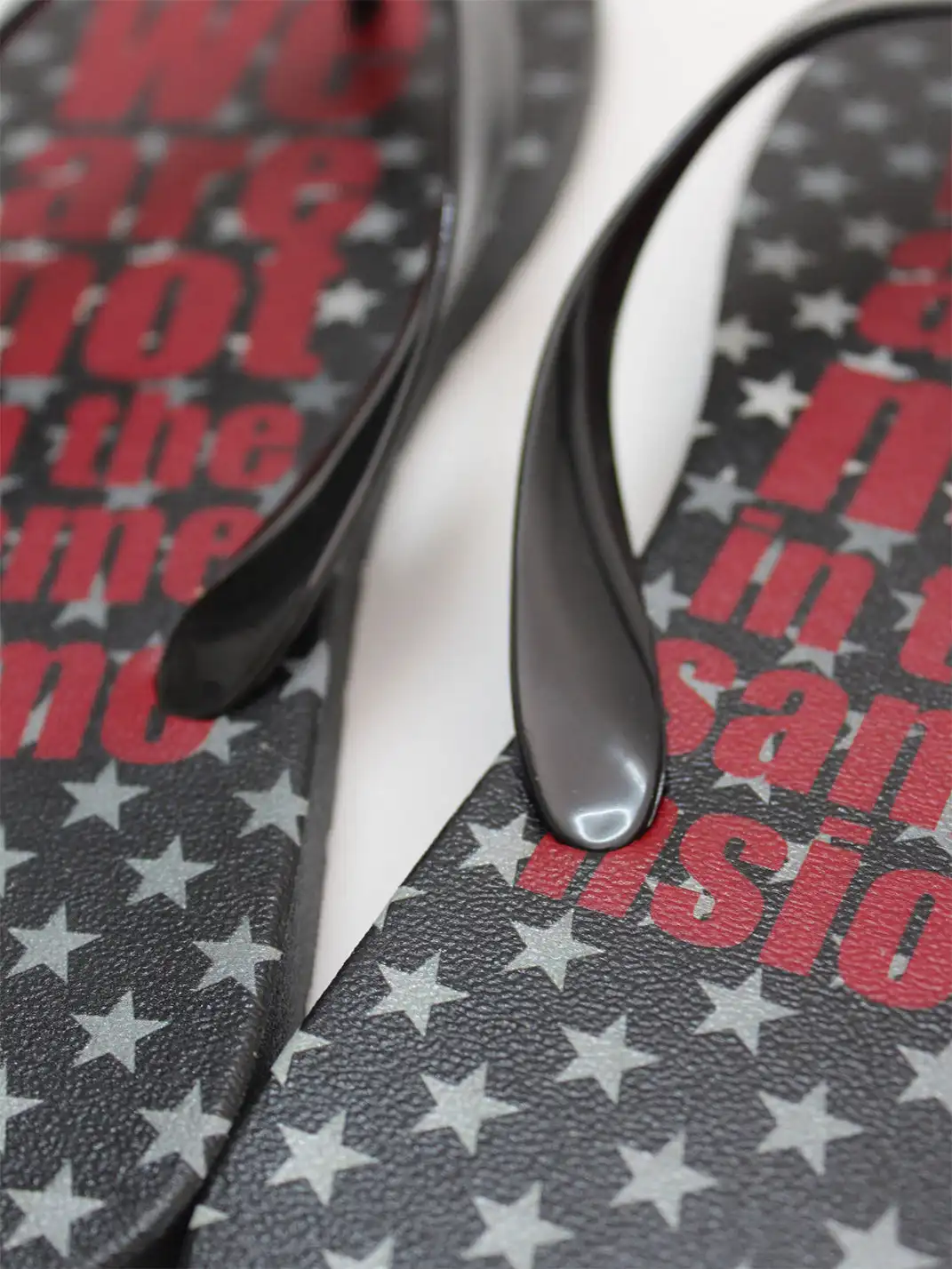 uiiin online | Full-Print Slogan Flat Flip Flops