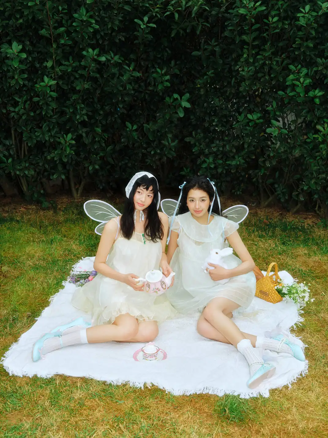 Concept Neun | Round Toe Bow Feather Ballet Flats