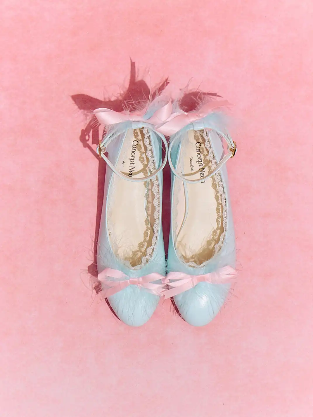 Concept Neun | Round Toe Bow Feather Ballet Flats