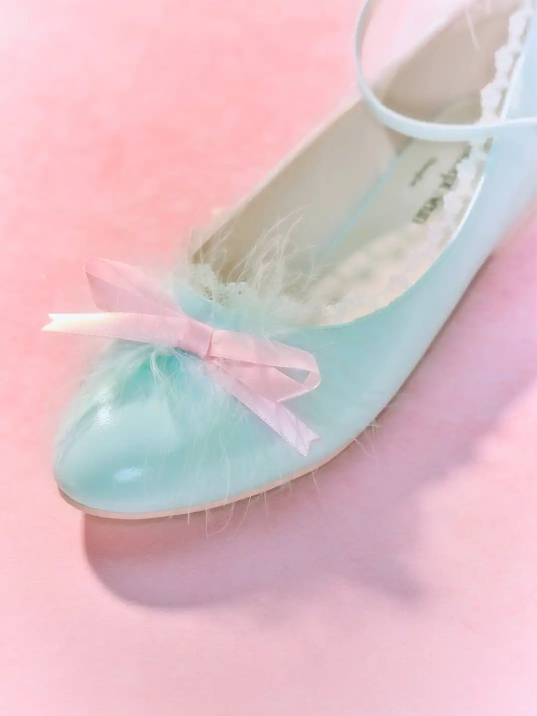 Concept Neun | Round Toe Bow Feather Ballet Flats