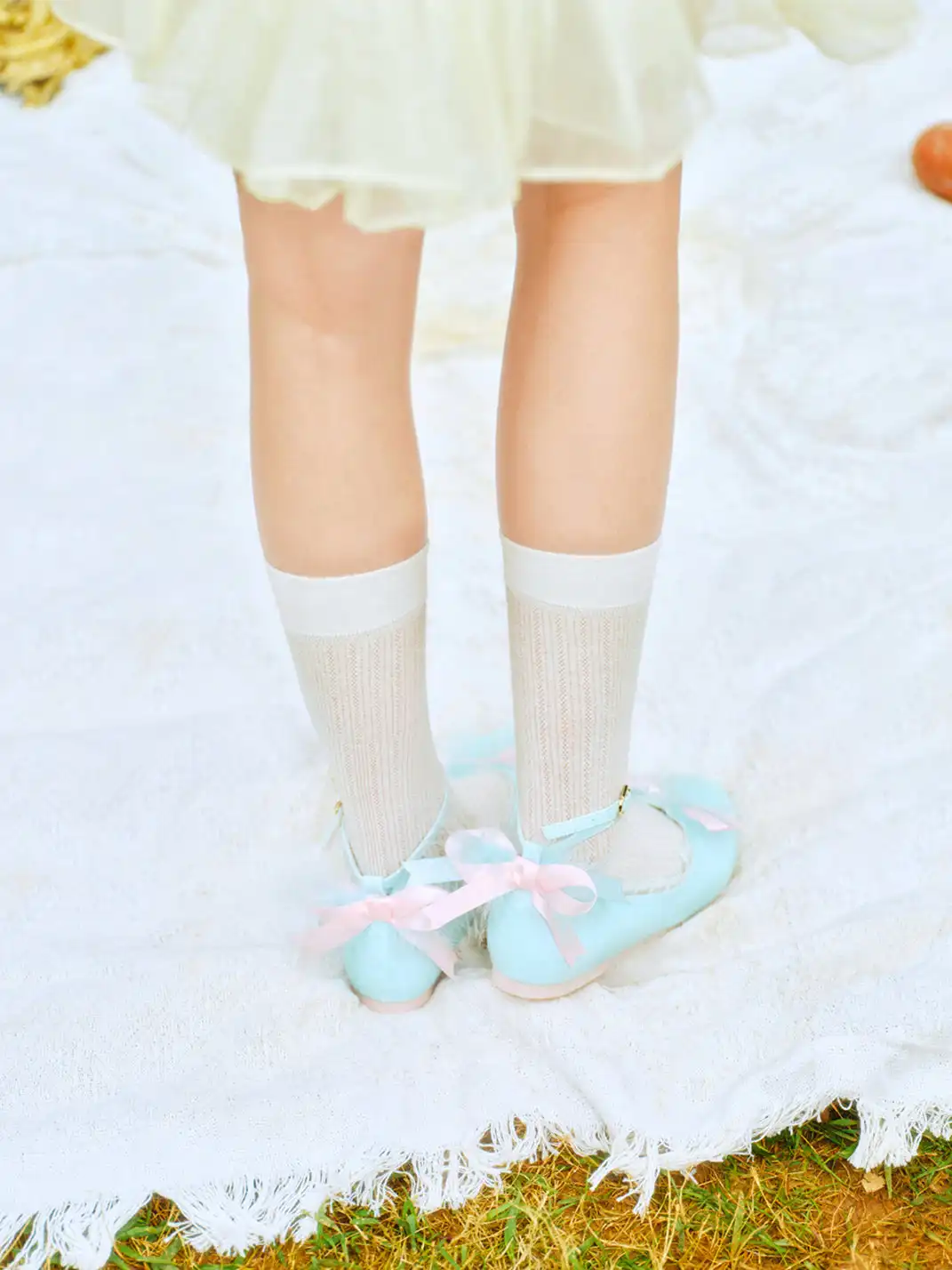 Concept Neun | Round Toe Bow Feather Ballet Flats