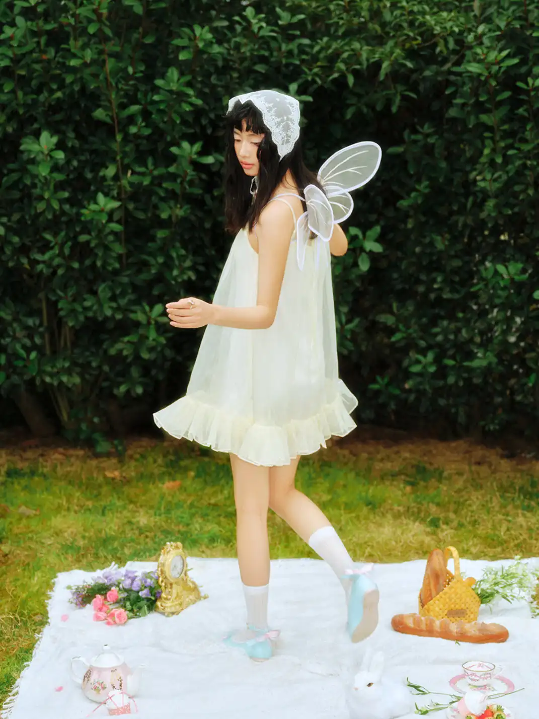 Concept Neun | Round Toe Bow Feather Ballet Flats