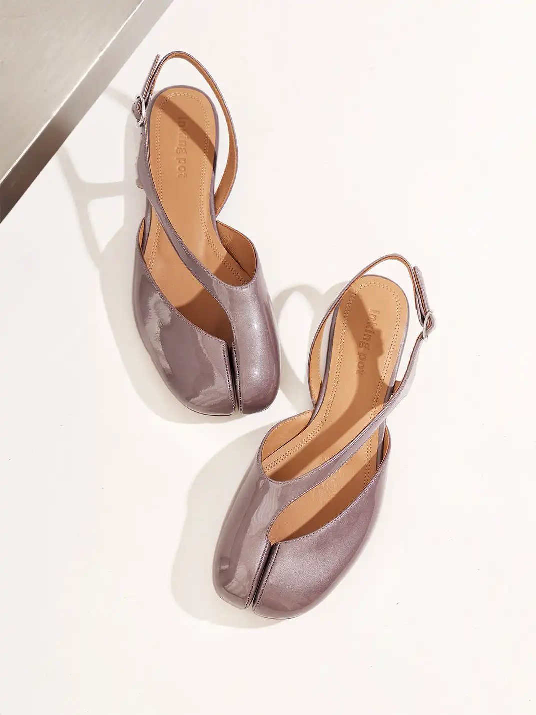 InkingPot | Split-Toe Flat Closed-Toe Piggy Sandals