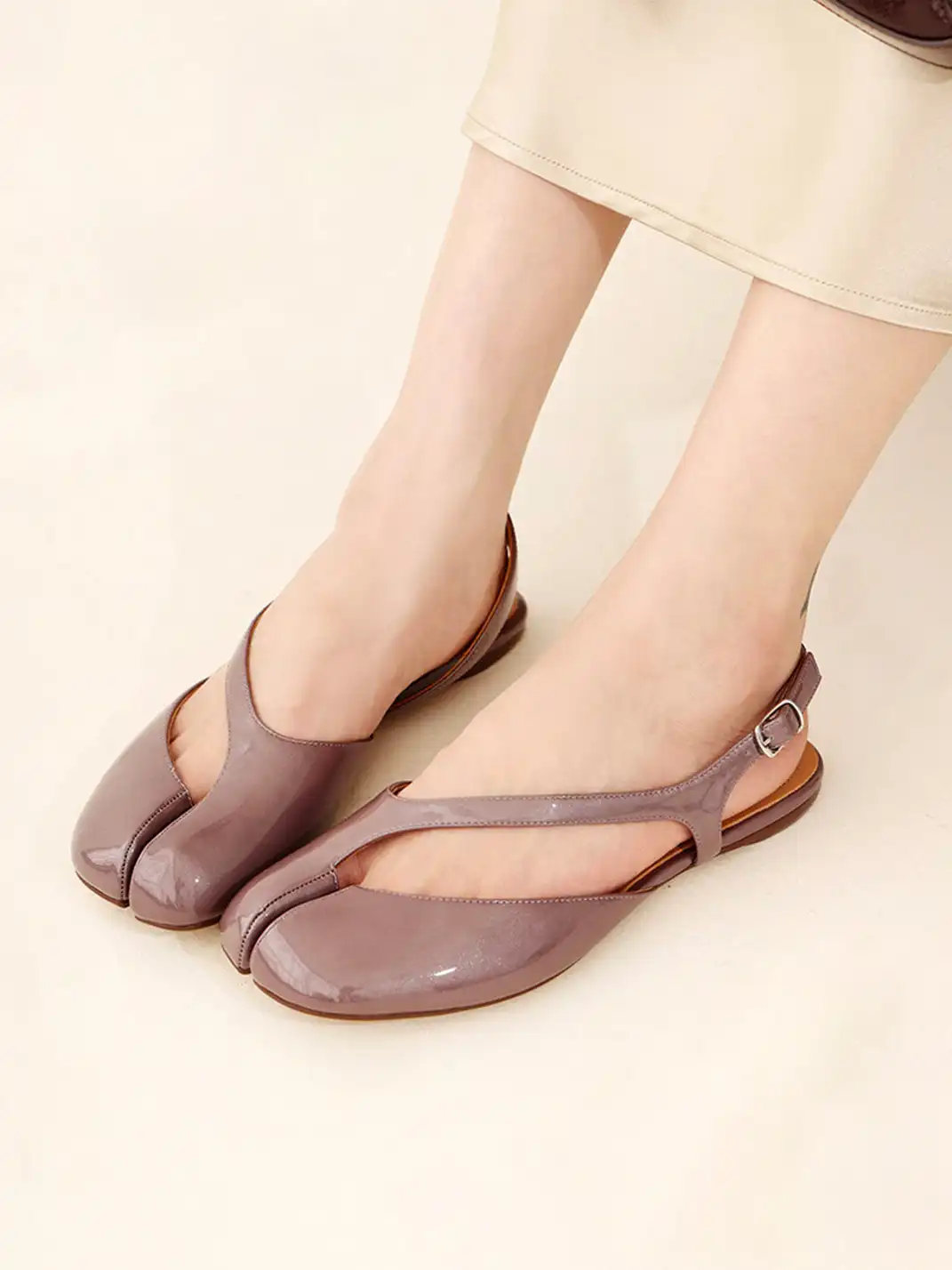 InkingPot | Split-Toe Flat Closed-Toe Piggy Sandals
