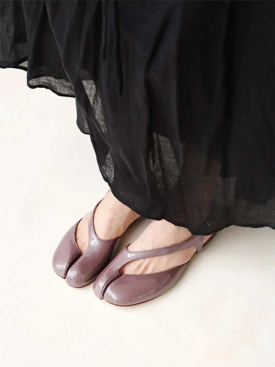 InkingPot | Split-Toe Flat Closed-Toe Piggy Sandals