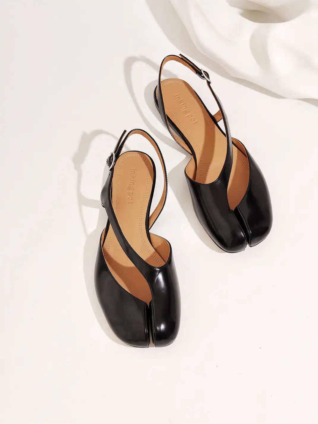InkingPot | Split-Toe Flat Closed-Toe Piggy Sandals