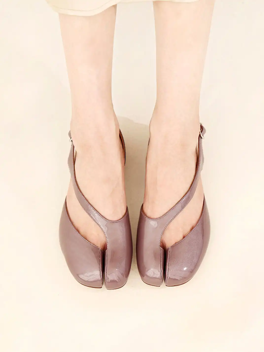 InkingPot | Split-Toe Flat Closed-Toe Piggy Sandals