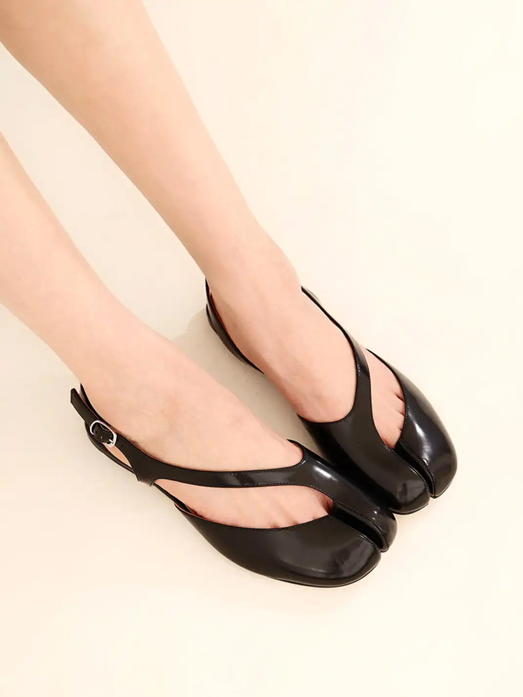InkingPot | Split-Toe Flat Closed-Toe Piggy Sandals