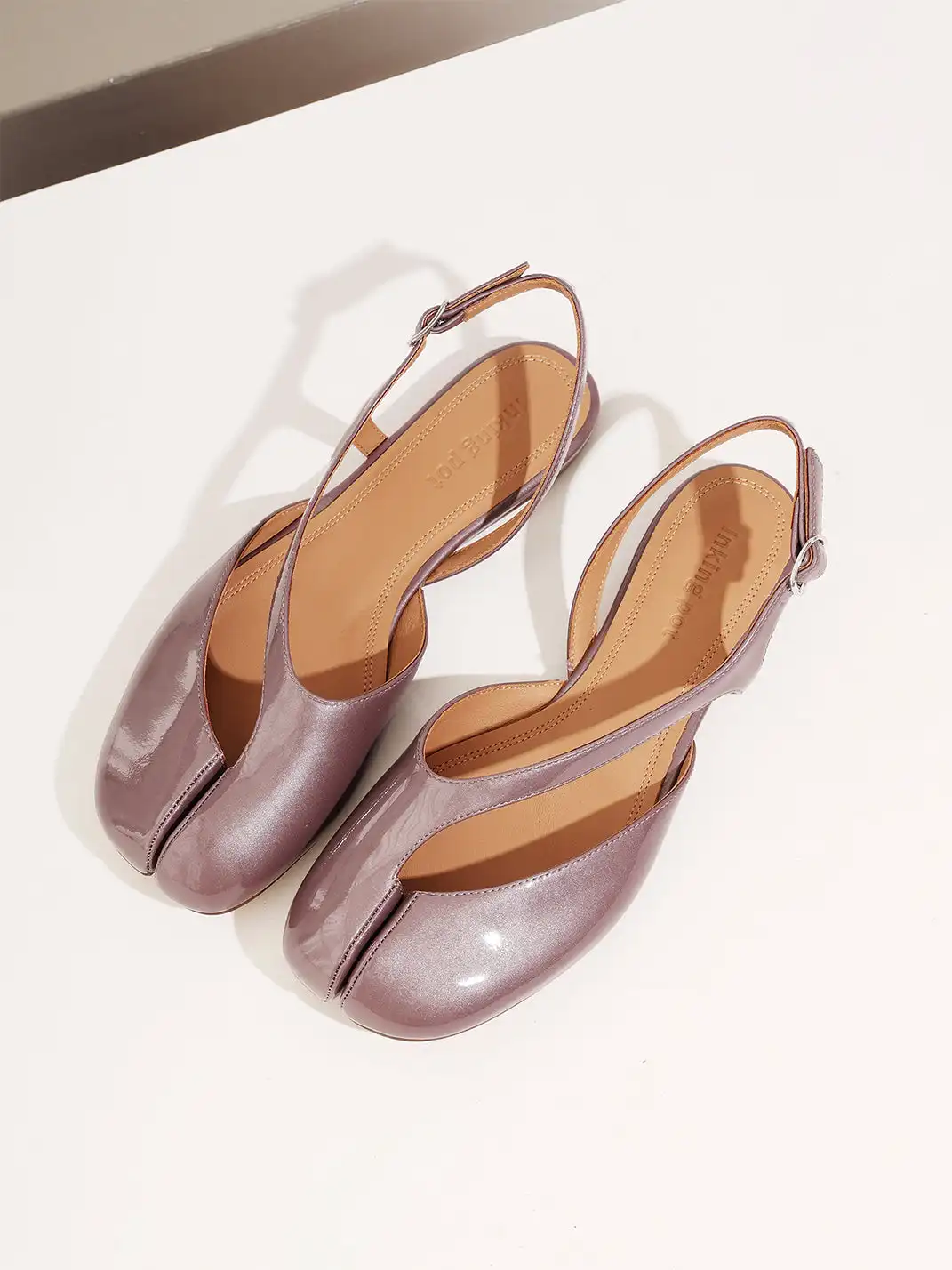InkingPot | Split-Toe Flat Closed-Toe Piggy Sandals