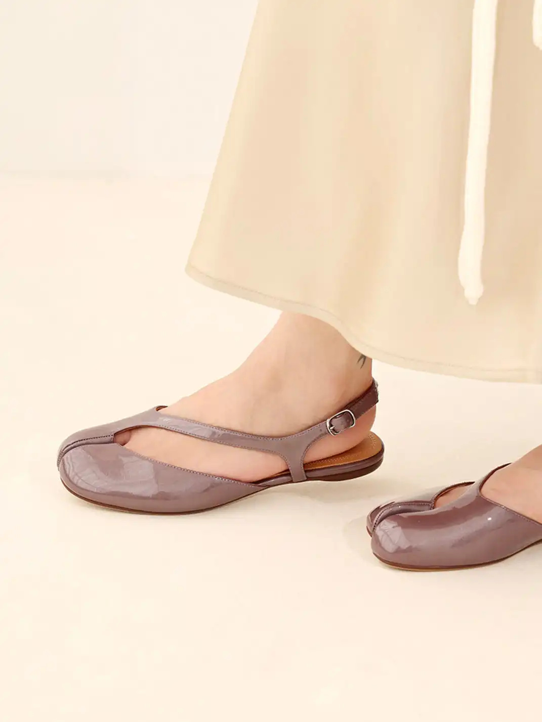 InkingPot | Split-Toe Flat Closed-Toe Piggy Sandals