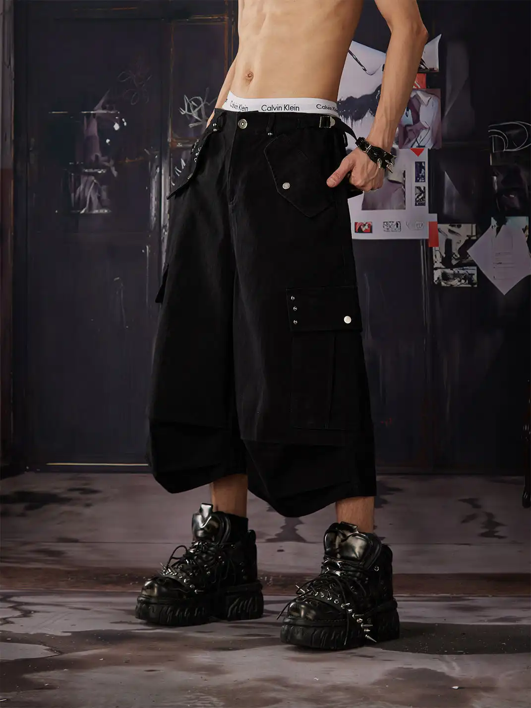 NOMANIAI | Bronze Rivet Flap Pleated Multi-pocket Seven-point Pants