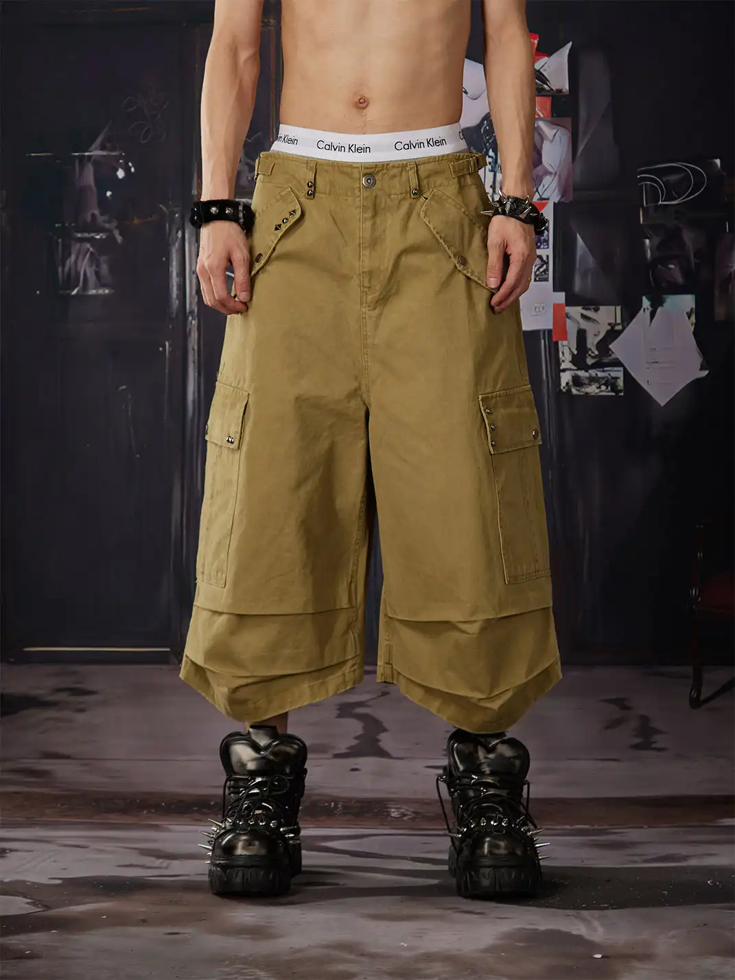 NOMANIAI | Bronze Rivet Flap Pleated Multi-pocket Seven-point Pants